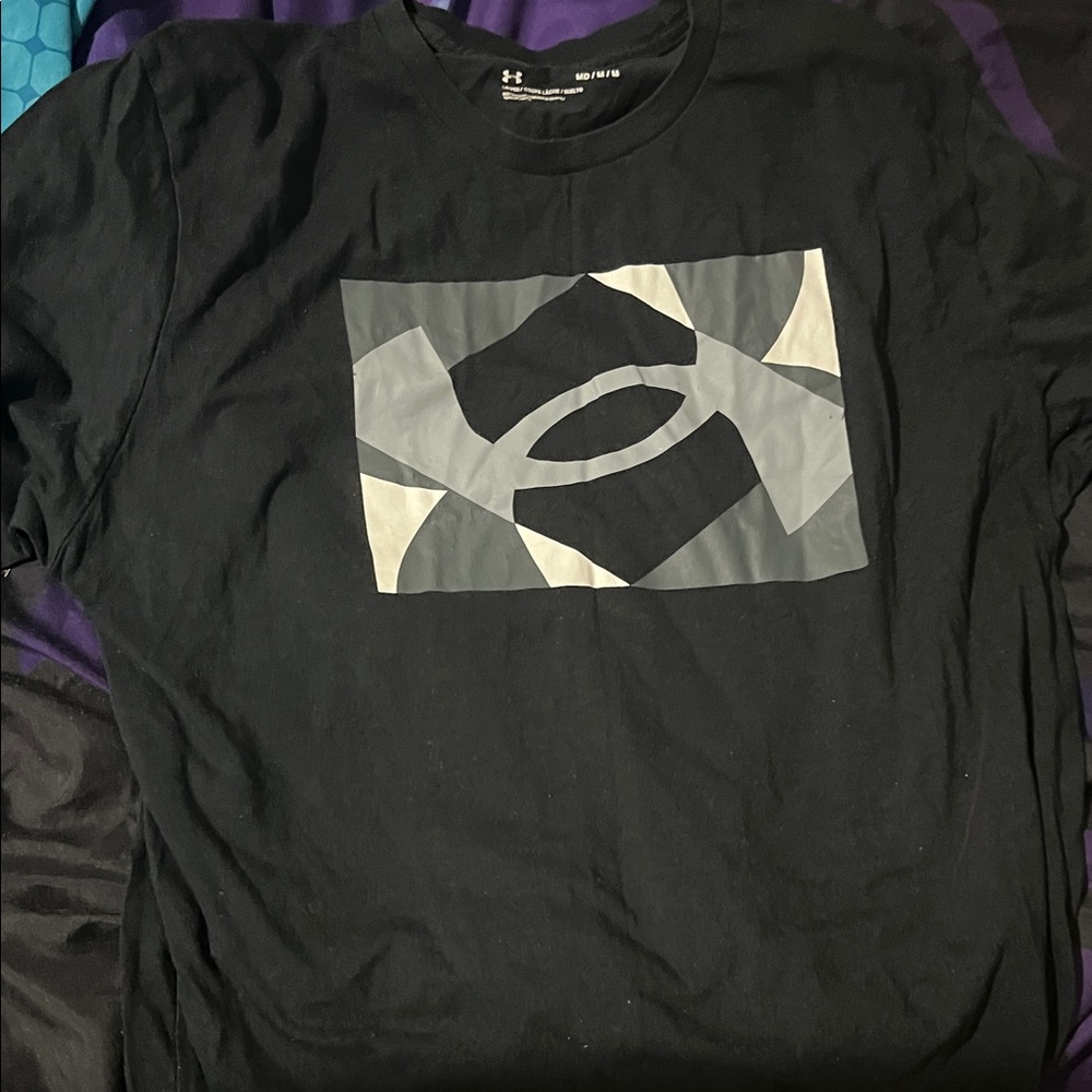Under Armour Men's Black and Gray Graphic Tee